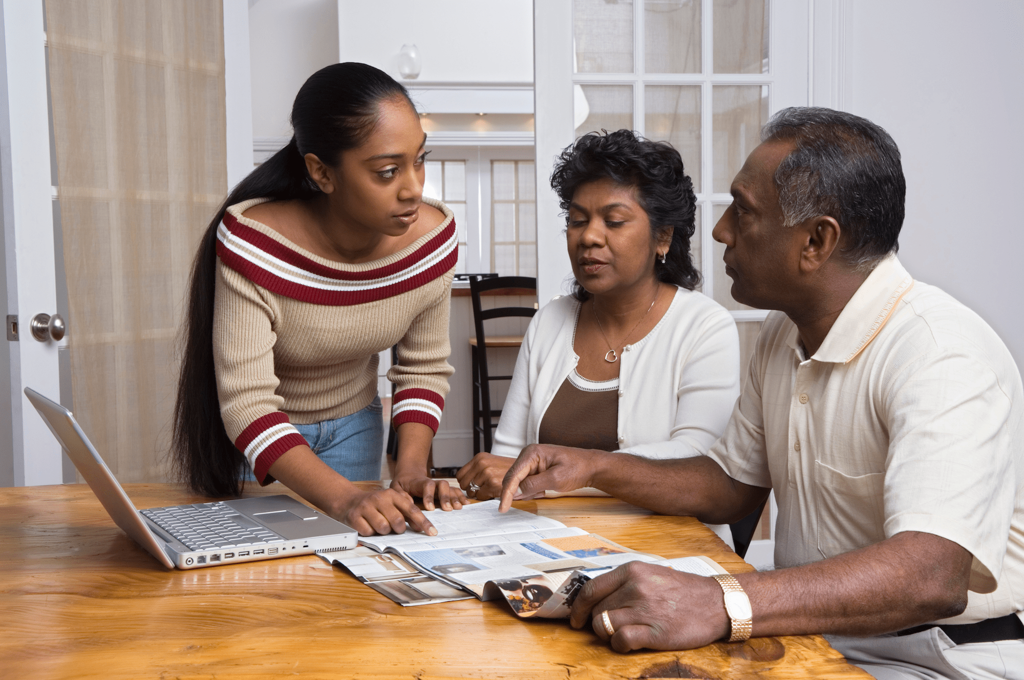 Open-House-Teenager-with-Parents-on-Laptop-1-uQBYCr.tmp_-v6ZByF.tmp_